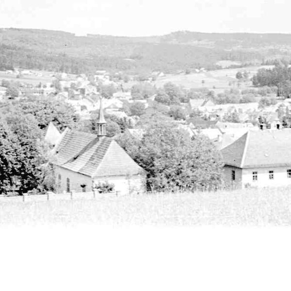 celkový pohled na Svratku s kostelem v poopředí